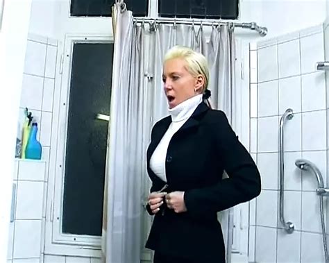 Vollbusige blonde deutsche stiefmutter in der küche xHamster