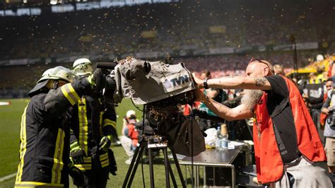 Dortmund Bienenschwarm Im Bvb Stadion Feuerwehr Muss Anr Cken Noz