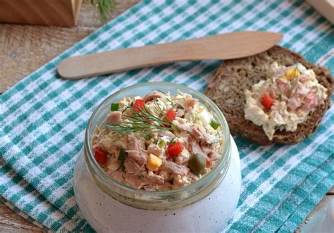 Pasta z tuńczyka z twarogiem jajkami papryką i kaparami DoradcaSmaku pl