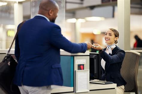 Aeropuerto De Empresario Y Asistente De Pasajeros Que Ayuda Al Viajero