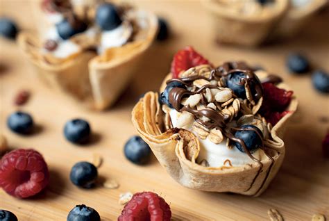 Cestini Ripieni Di Yogurt Con Frutti Di Bosco Granola E Cioccolato