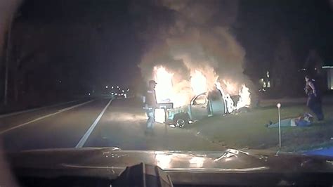 Video Michigan Officer Saves Woman Trapped In Burning Truck Keci