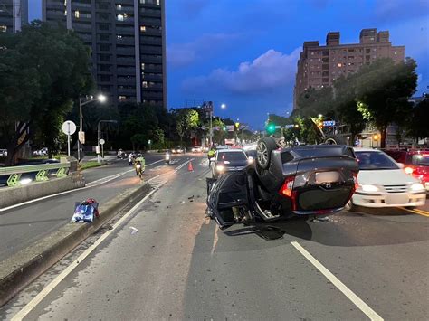 快訊晚間悲劇！高雄轎車翻覆重大車禍 路況不熟「自撞安全島」傷亡人數曝光 中天新聞網