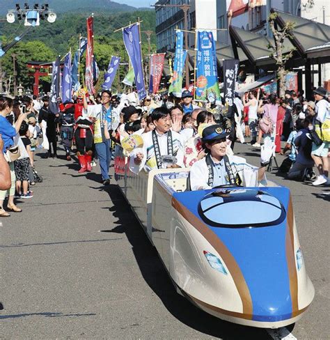 神輿巡行 威勢良く 敦賀まつり2日目 カーニバル大行進 華やか ミニ新幹線 先頭飾る ご当地ヒーローショーも沸く：日刊県民福井web