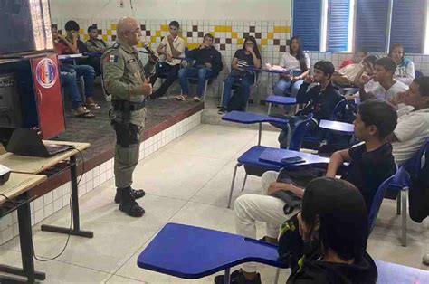 PM e Conselho Tutelar realizam palestra sobre drogas em escola de São