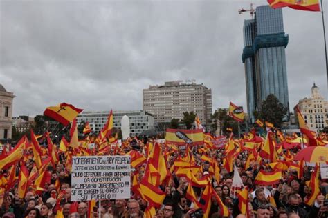 Unas Personas Protestan En Madrid Contra La Amnist A En Una