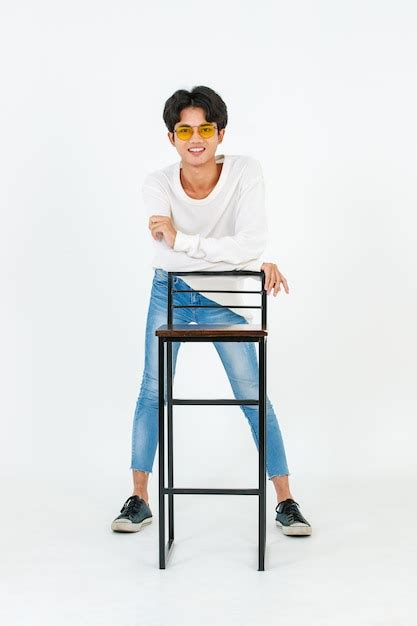 Foto de estúdio de retrato de asiático jovem LGBT gay feliz bissexual homossexual masculino