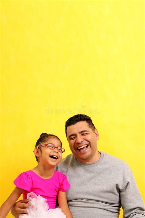 O Pai Solteiro Divorciado E Marrom Carrega A Sua Filha Latina Vestida De Bailarina Que Eles