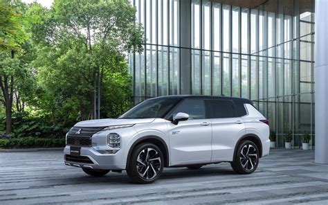 2023 Mitsubishi Outlander Phev Gets Bigger Battery Longer Range The Car Guide