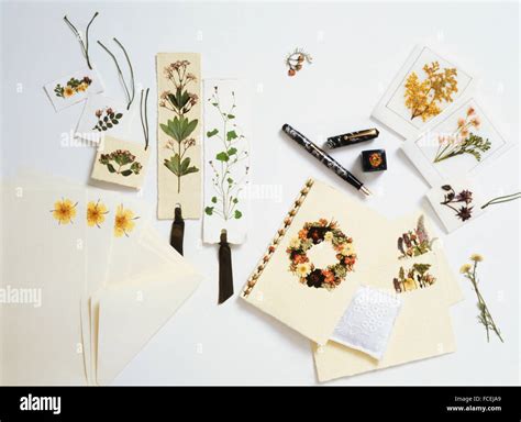 Papelería decoradas con flores secas incluidas las etiquetas del