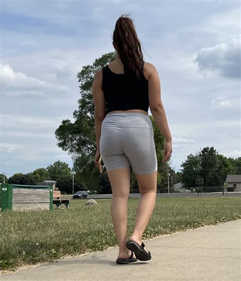 Lovely Slim Milf At Park Nice Legs Short Shorts Volleyball Forum