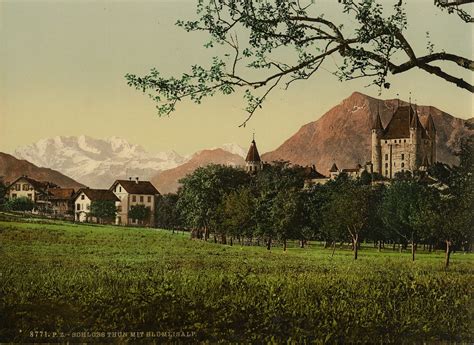 Berner Oberland Thun Schloss mit Blümlisalp by Photographie