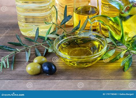 Bouteilles D Huile D Olive Et Bol Transparent En Verre Avec Quelques