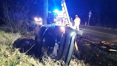 Auto Esce Di Strada E Si Rovescia La Conducente Rimane Intrappolata