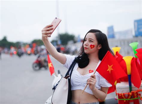 Hot girl ngủ gật Phương Chi và những cô nàng nóng bỏng nhất cổ vũ tuyển Việt Nam Saostar vn