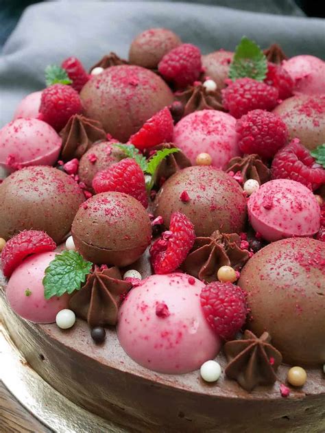 Glutenfri tårta med browniebotten hallonpannacotta och chokladmousse