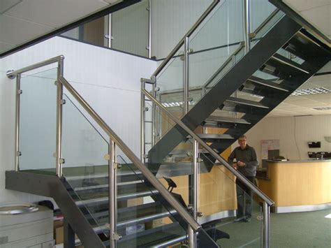 Straight Staircase With Stainless Steel Balustrade Moderno Escalera