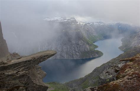 Roca De La Lengua De Los Trolltunga Duendes Foto De Archivo Imagen De