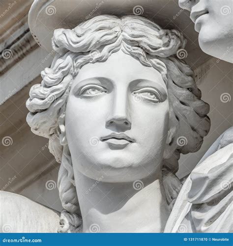 Ritratto Della Statua Di Sostegno Del Balcone Di Giovani E Donne Romane Sensuali Nude Di Era Di