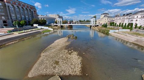 (ФОТО) Вардар во центарот на Скопје наликува на исушена река - Скопје1.мк