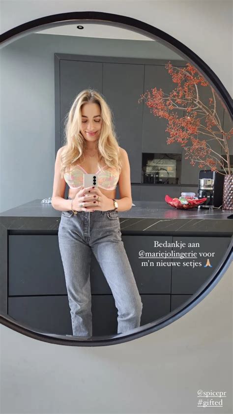 Foto Shelly Sterk Maakt Tongen Los Met Spiegelselfie In Lingerie