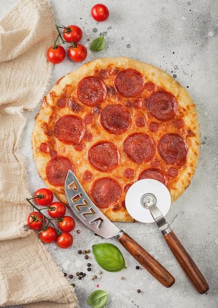 Verse Ronde Gebakken Italiaanse Pizza Pepperoni Met Wielsnijder En Mes