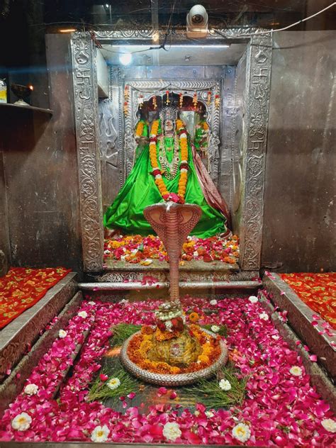 Gorgeous Makeup Of Lord Omkar With Rose Flowers Do Mangala Aarti