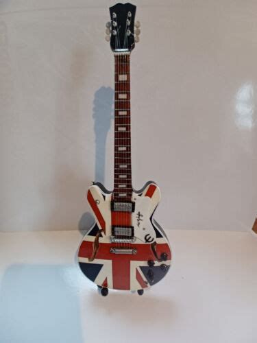 NOEL GALLAGHER OASIS Signature Miniature Tribute Guitar 25cm 10 C W