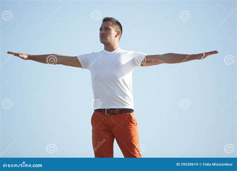 Homme Avec Des Bras Tendus Image Stock Image Du Orange