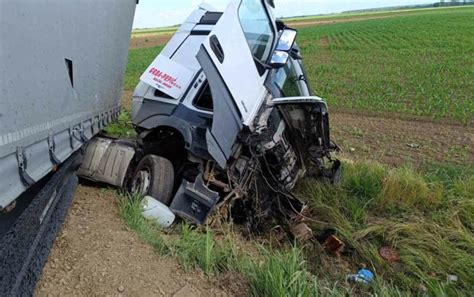 U sudaru s teretnim vozilom poginuo vozač automobila