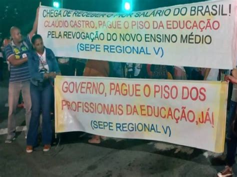 Profissionais da rede estadual de educação aprovam greve por tempo