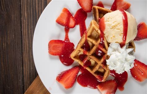 Wafel Met Aardbeien Vanille Ijs En Slagroom Gratis Foto