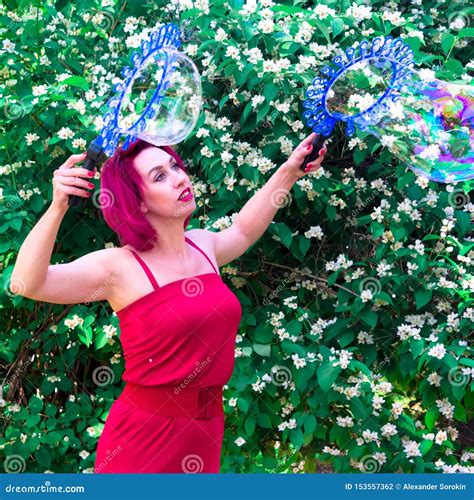 La Fille Avec Les Cheveux Rouges Fait Une Exposition Avec De Grandes