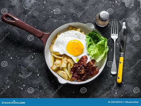 Batatas Fritas Deliciosas Para Café Da Manhã Hash Bacon Frito De Ovo E