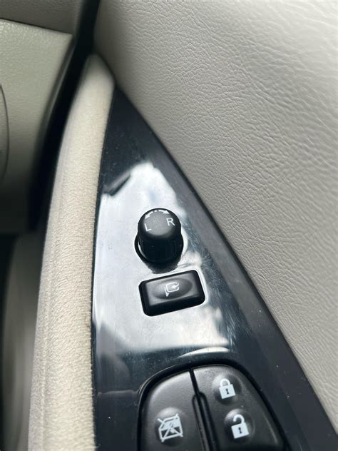 My 2013 leaf, what does the l r knob do? Thank you : r/leaf