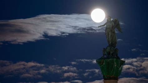 Nachthimmel über Stuttgart Größter Vollmond des Jahres erstrahlt über