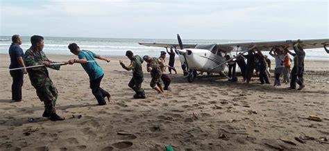 Pesawat Latih Jatuh Di Alas Purwo Begini Kondisi Pilotnya