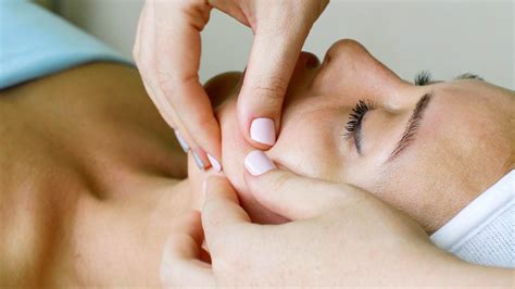 Il Buccal Massage Come Si Fa Il Massaggio Viso Con Effetto Lifting