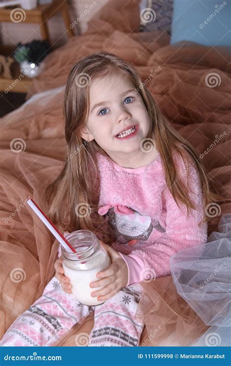 Une Gentille Petite Fille Blonde Sur Le Lit Photo Stock Image Du Glace Nourriture 111599998