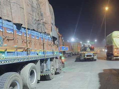 Vasad Toll Plaza Traffic Jam; RTO Checking Harasses Commuters VIDEOS