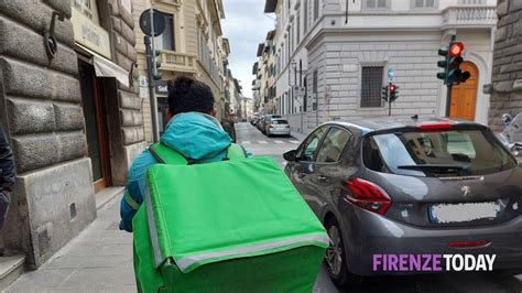 Uber Eats Lascia A Piedi Quasi Rider A Firenze Scende In Piazza