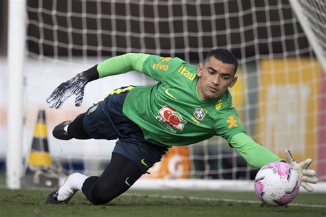 Goleiro Do Brasil Santos Venceu A Fome E O Frio Para Se Tornar Jogador