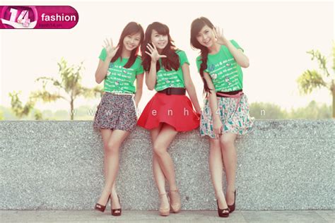 Diện đồng phục chuẩn như bộ ba hot girl