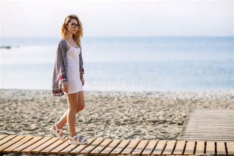 Fille Blonde Sur La Plage De La Plage Sablonneuse Par La Mer Photo Stock Image Du Caucasien