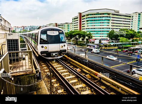 MRT train arriving at Yishun MRT station Stock Photo - Alamy