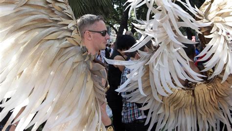 Parada Gay Em Roma Tem At Rapazes Vestidos De Kate E Pr Ncipe William Veja Fotos