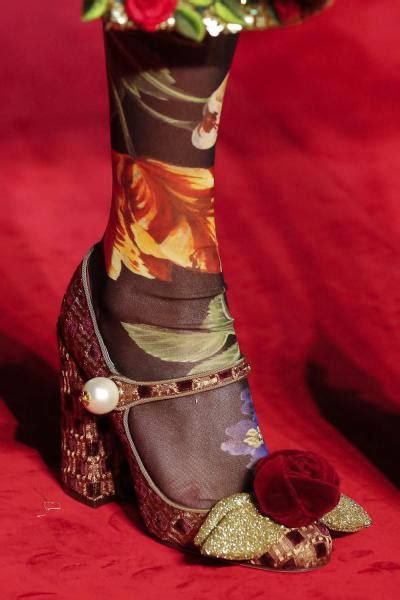 Модные туфли осень-зима 2019-2020: цепи, розы и обилие ремешков