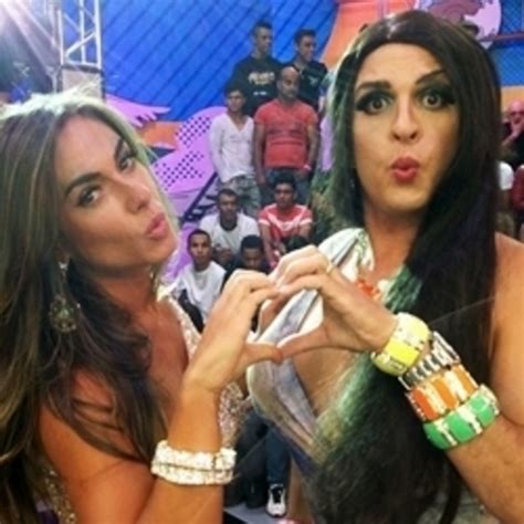 Nicole Bahls se emociona e chora em volta ao Pânico