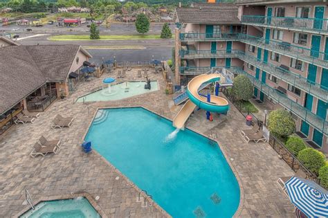 Accommodations by Willow Brook Lodge: Hotel in Pigeon Forge TN