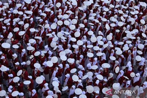 Mahasiswa UM Surabaya Catat Rekor MURI Menulis Harapan Dengan Media